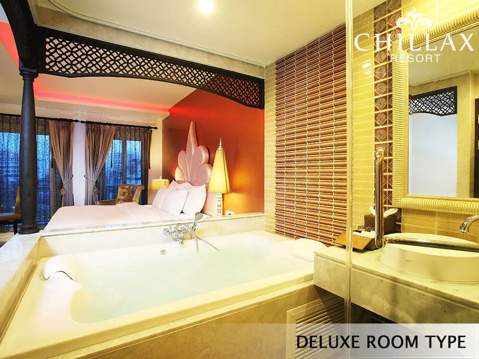 Deluxe romantic room with private whirlpool bathtub — view 3