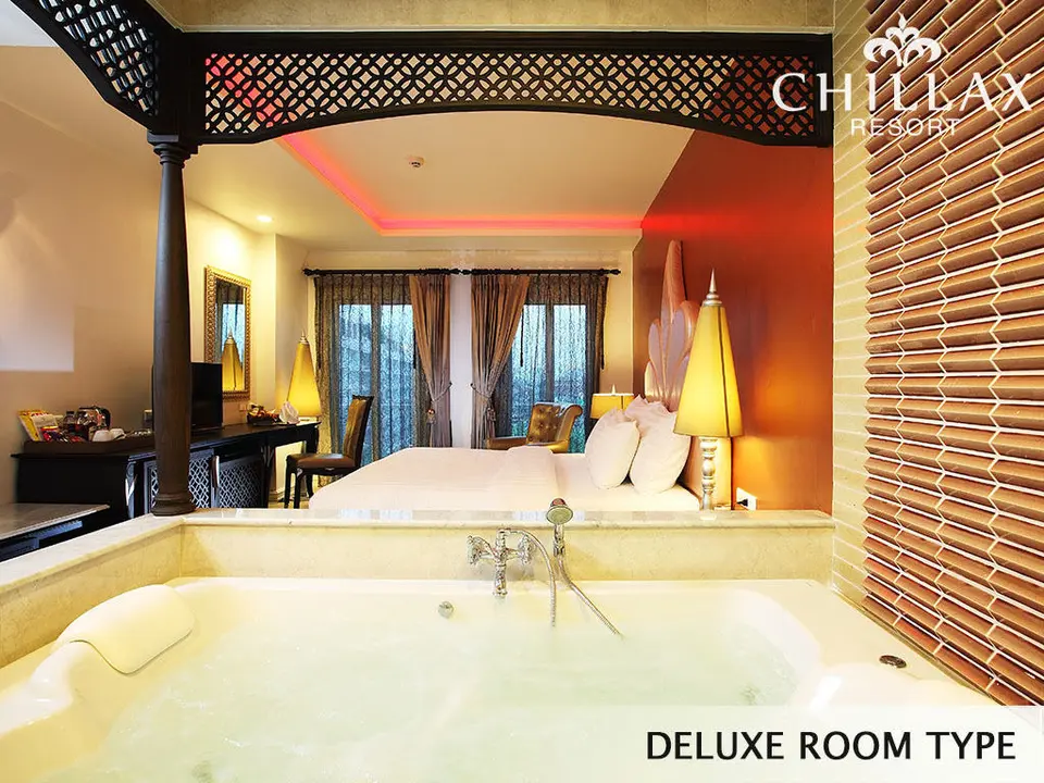 Deluxe romantic room with private whirlpool bathtub — view 4