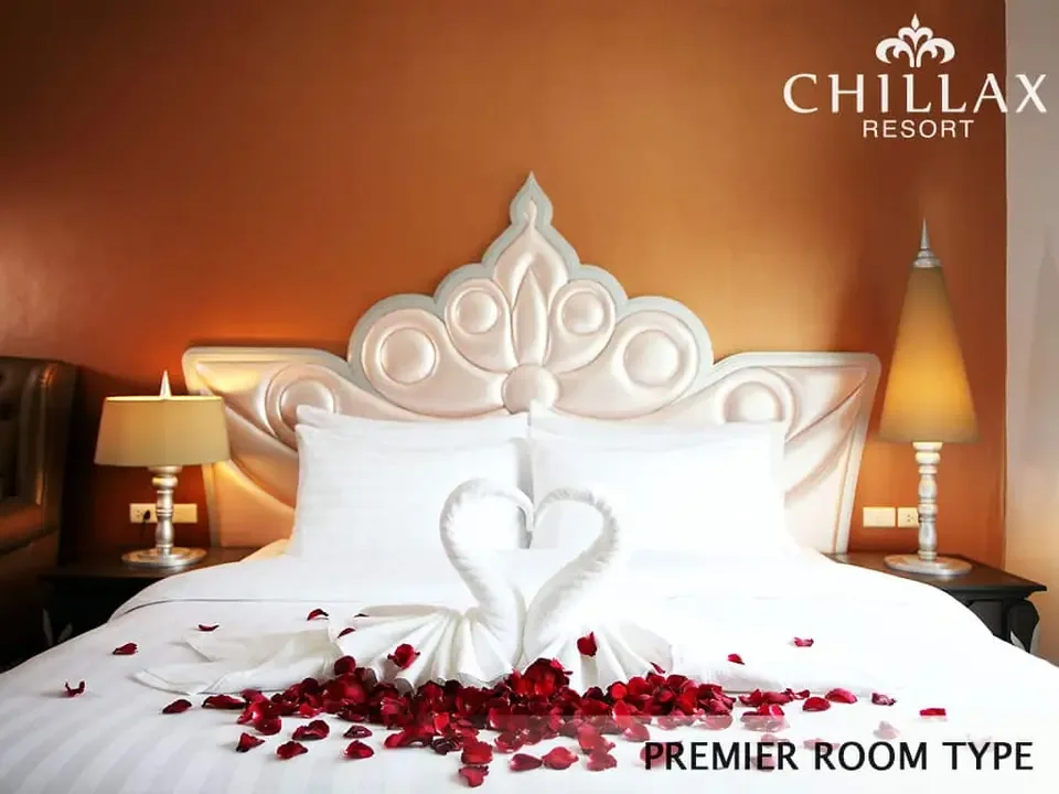 Premier hotel room with private whirlpool bathtub — view 2