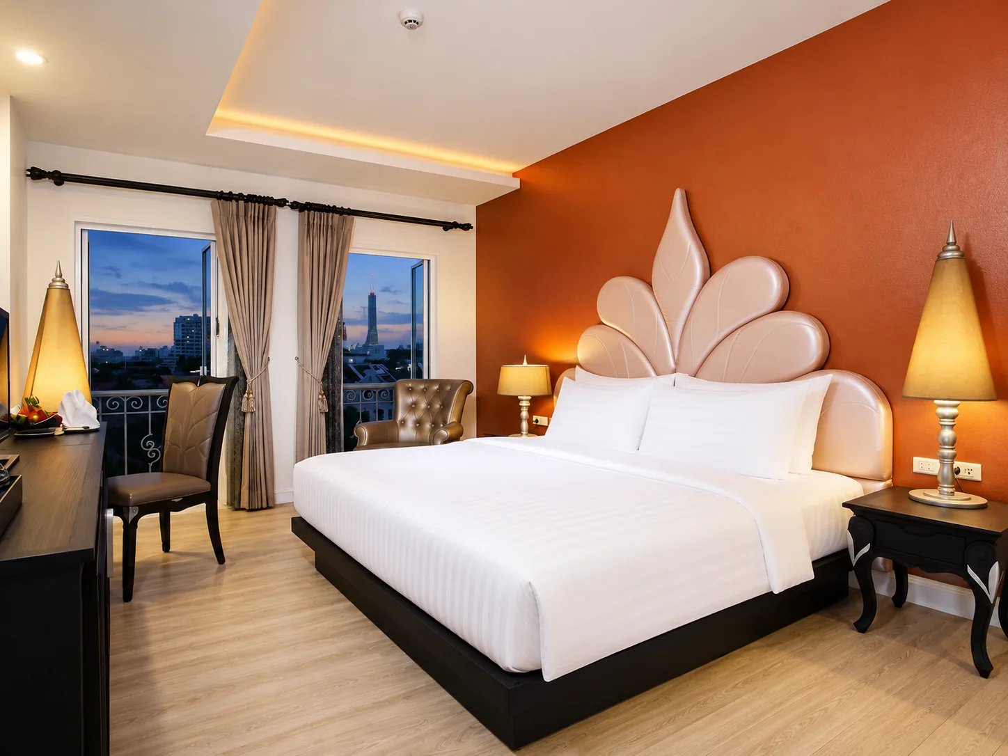 Deluxe romantic room with private whirlpool bathtub — view 1