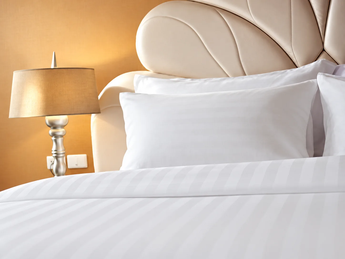 Deluxe romantic room with private whirlpool bathtub — view 5