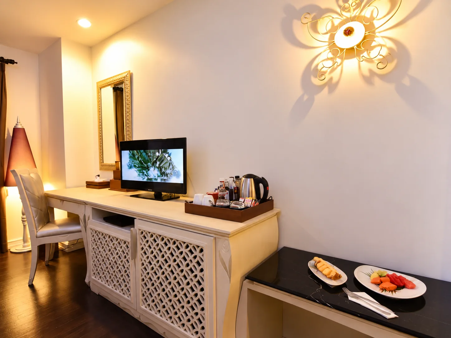 Deluxe romantic room with private whirlpool bathtub — view 8