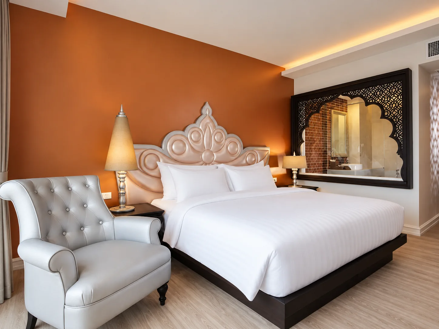 Superior hotel room with whirlpool bathtub — view 2